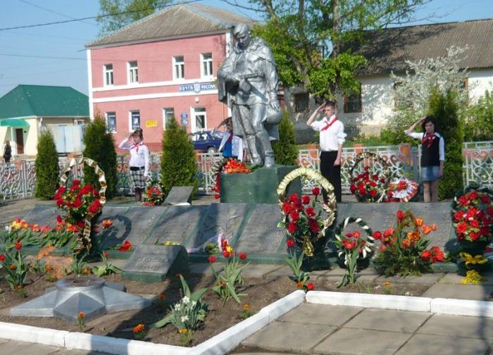 Погода в новосиле на неделю. Памятники города Новосиль. Городской парк Новосиль. Воинское захоронение в городе Новосиль. Новосиль памятник генералу.