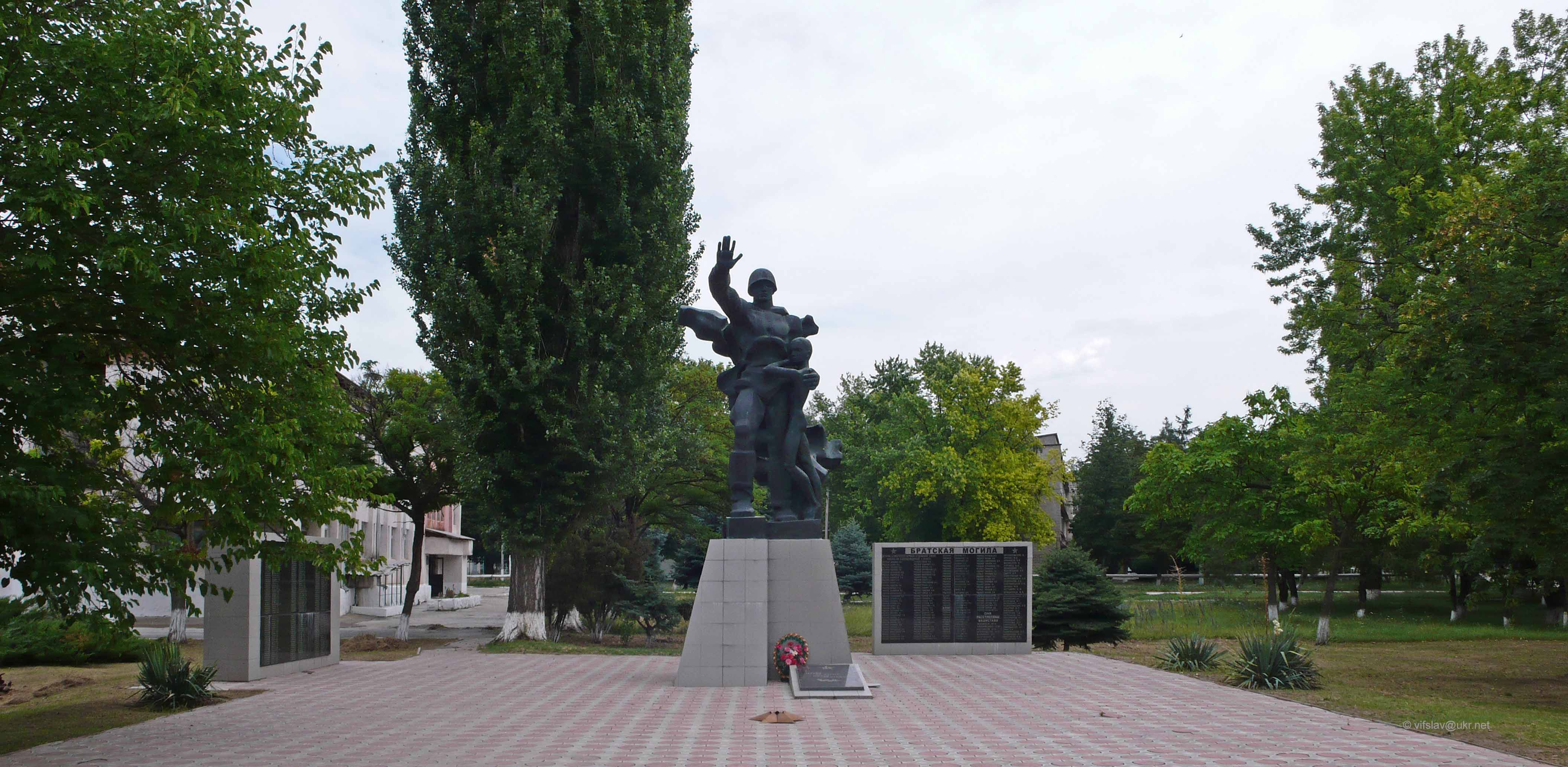 Дубоссары. Дубоссары достопримечательности. Памятник по дороге в Дубоссары. Мемориал войномпогибщим в Григориополе. Г Дубоссары сайт фото.