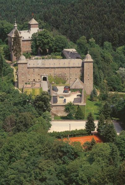 Шнелленберг замок. Аттендорн Германия. Schnellenberg Castle, Germany.. Шнелленберг замок в Германии. Шнелленберг замок фото.