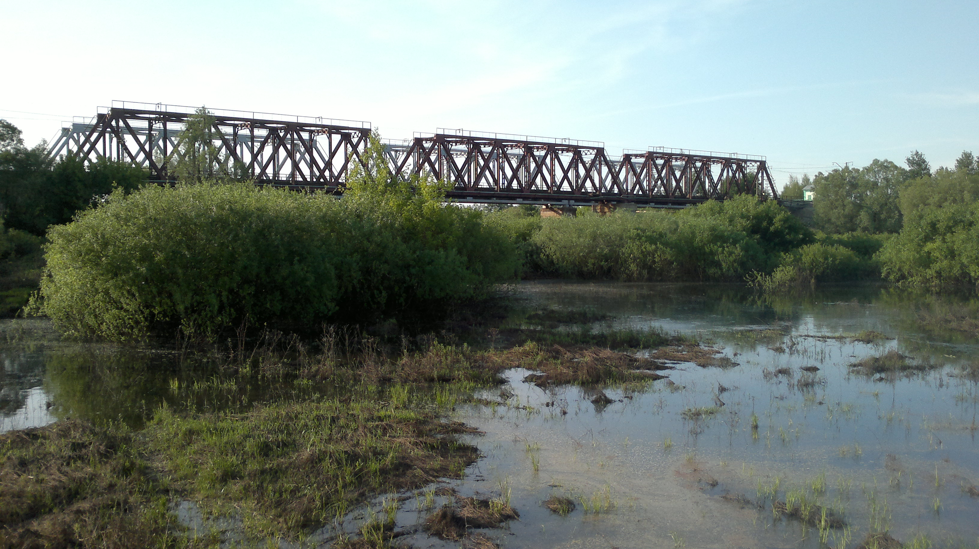 железнодорожный мост через реку