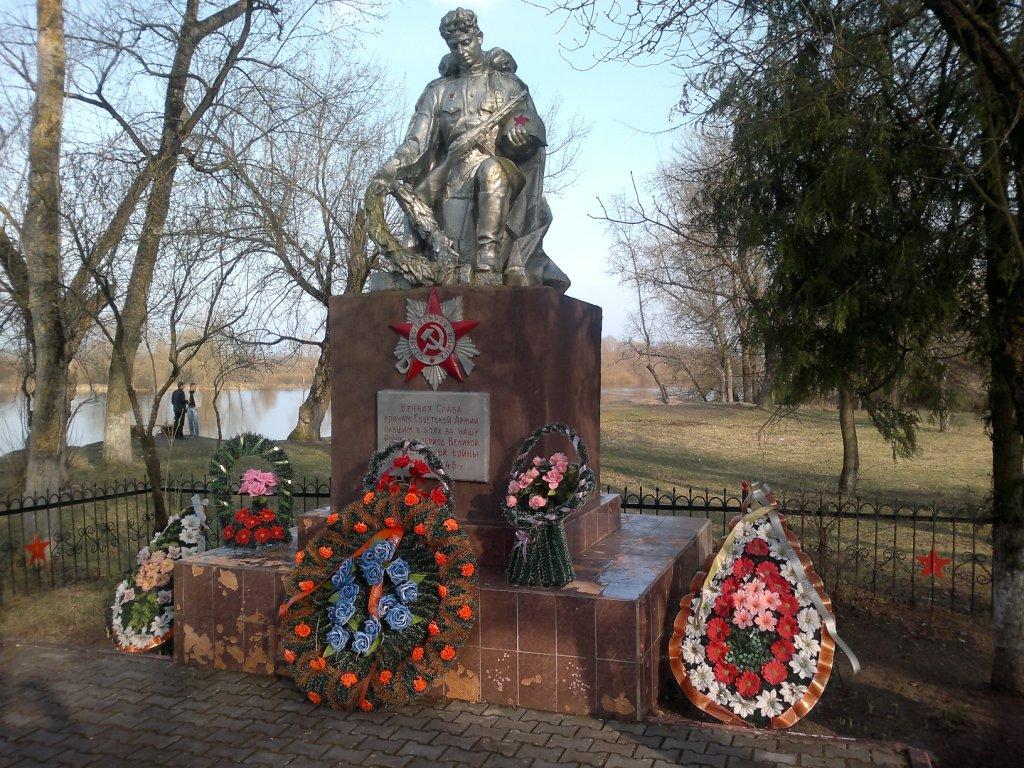 Паричи. Паричи Братская могила. Беларусь Паричи Братское захоронение. Светлогорский р-н, д. Паричи Братская могила. Памятник Братская могила Светлогорск.