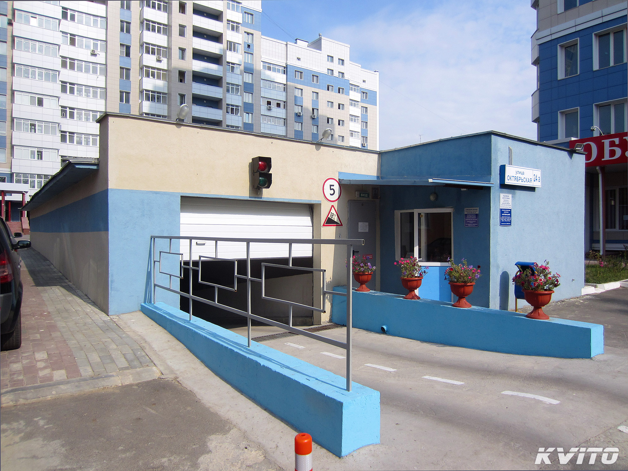 Октябрьская улица парковка. Парковка на крыше авиапарк. Многоэтажный гараж. Октябрьская 10 красноярск. Октябрьская улица парковка.