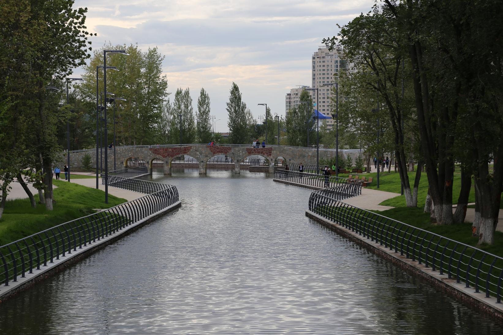 Астана озеро. Озеро парк Октябрьский Красноярск. Астана парк. Park Lake.