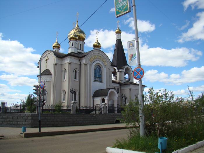 Храм мирный архангельская область. Церковь Мирный Саха Якутия. Город Мирный Церковь.