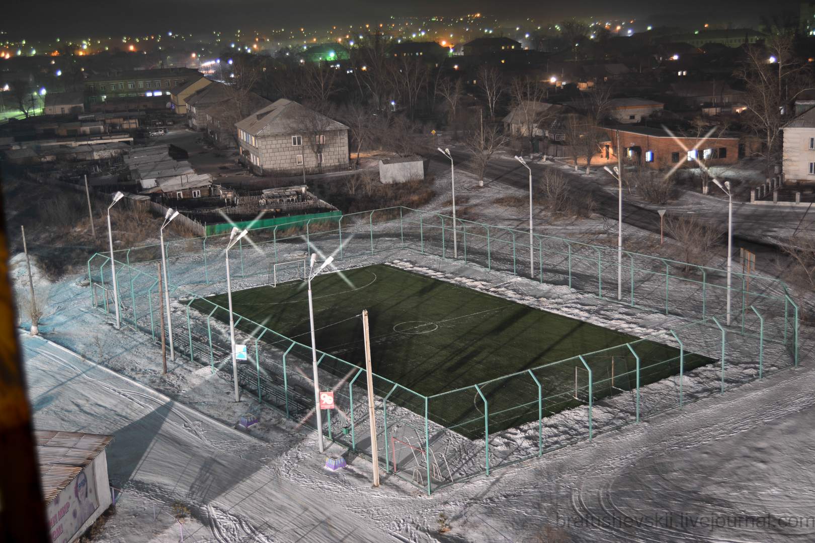 саяны абакан. абакан поля. футбольное поле абакан. стадион химик усть абакан. поле абакан.
