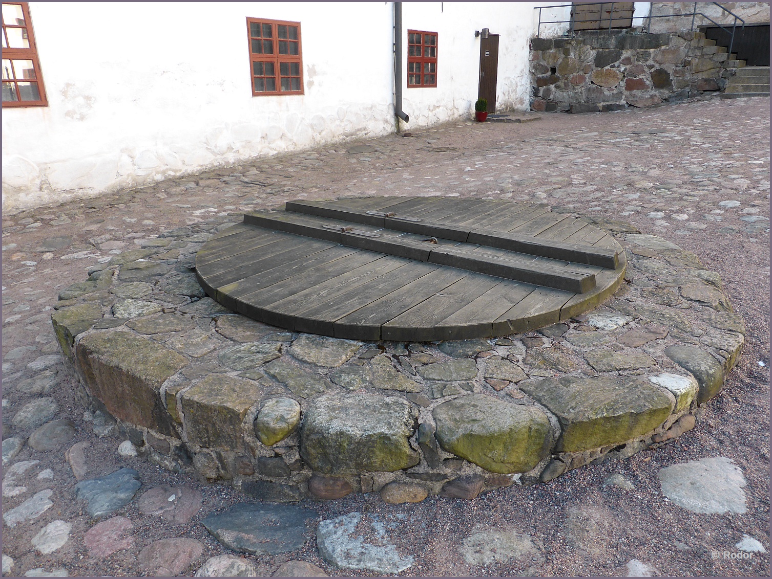 Old well. Колодец в Старом Таллинне.