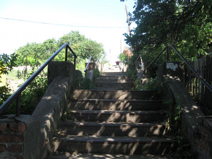 Сходи 2. Лестница в Мариуполе. Комсомольская лестница Мариуполь. Мариуполь ступеньки к морю. Мариуполь Санаторная улица.