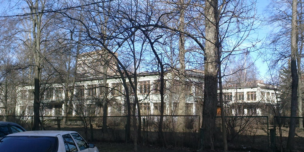 Бывшее здание 12 школы. Вальдорфская школа в Санкт-Петербурге трамвайный 22. Трамвайный проспект школы. Школа 658 Кировского района Санкт-Петербурга. 658 Школа трамвайный проспект 22.