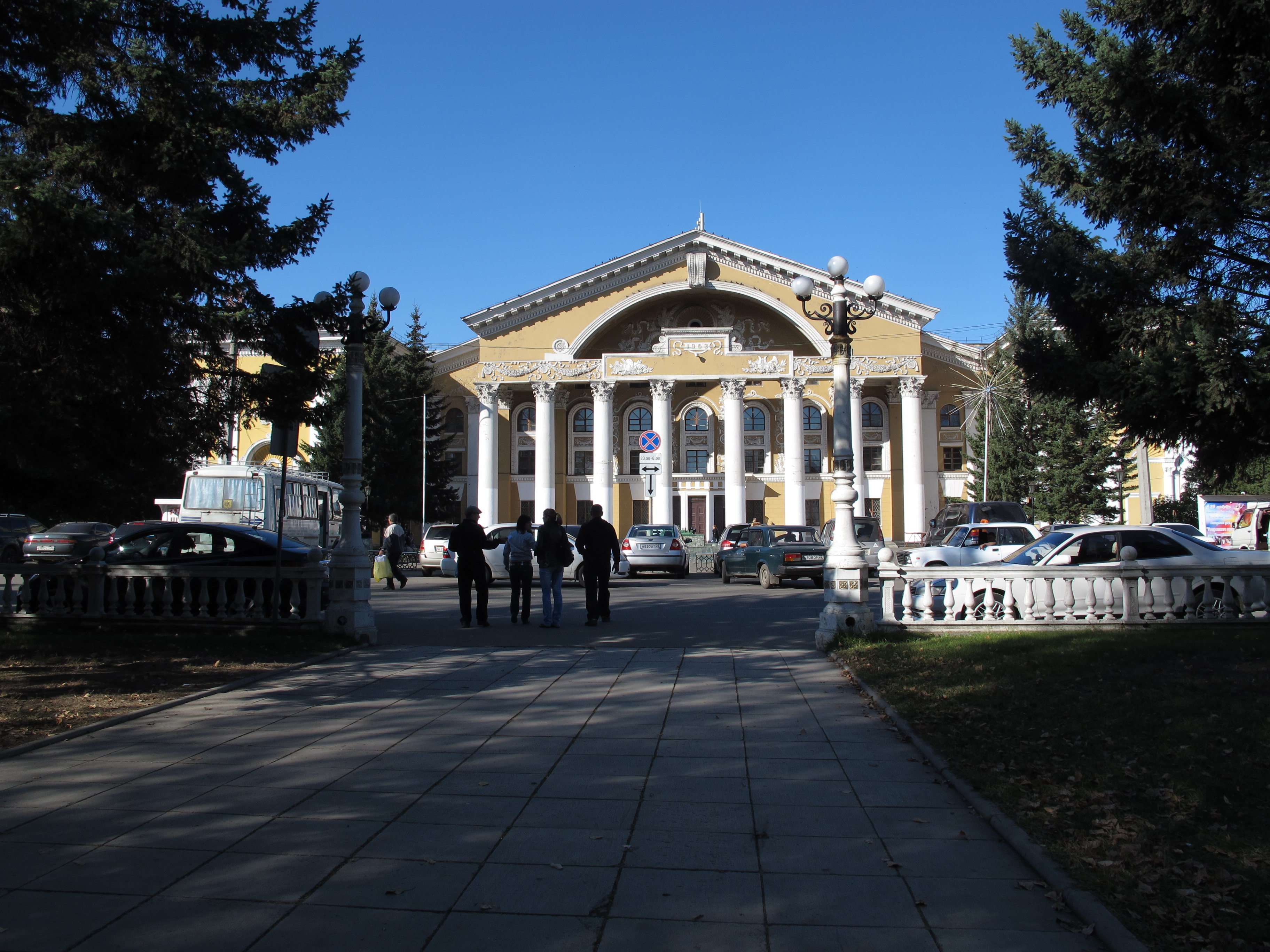 Бийск 9. Дворец Химиков Бийск. Дворец культуры Химиков города Бийска. Площадь 9 января Бийск. Парк Бийск площадь 9 января.