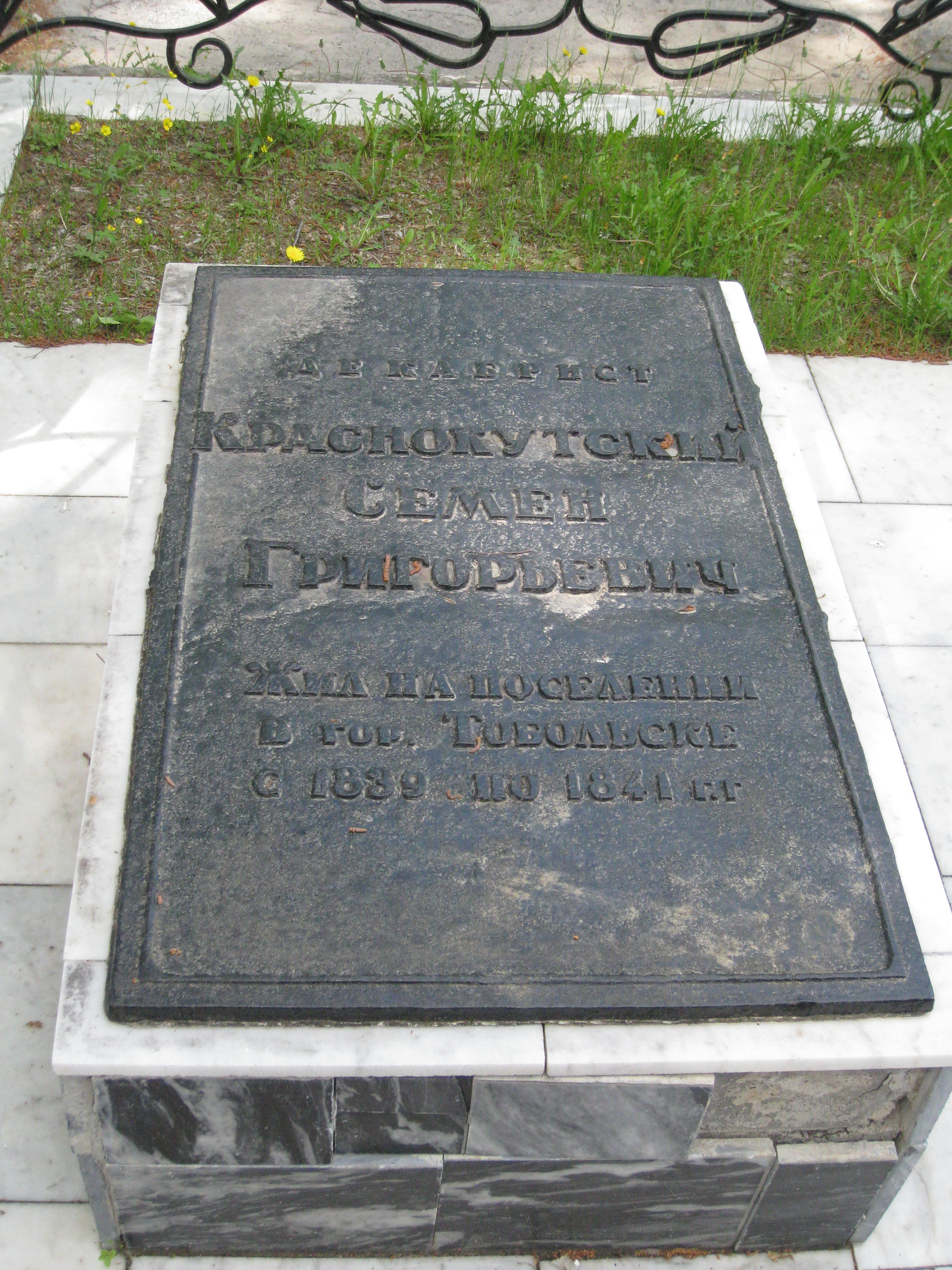 место захоронения декабристов. обелиск на месте казни декабристов. могила кюхельбекера. место захоронения декабристов. могила декабристов в петербурге на васильевском острове.