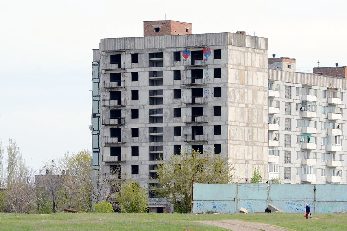 Днепрорудное. Электрогорск Горького дом недострой. Недостроенный дом серии II-68.. Завод в Днепрорудное.