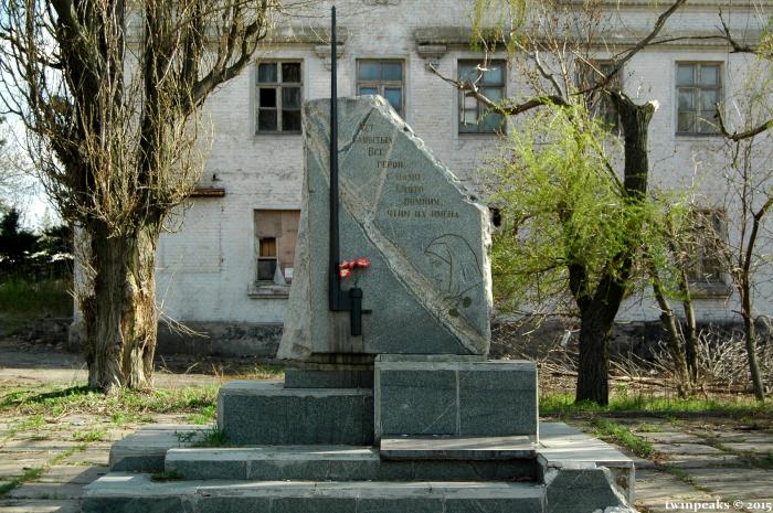 Солдат в бахмуте. Артемовск Бахмут памятники. Памятник село Покровское Бахмут. Памятник в Артемовске Донецкой области. Памятник евреям Бахмута Артемовска.