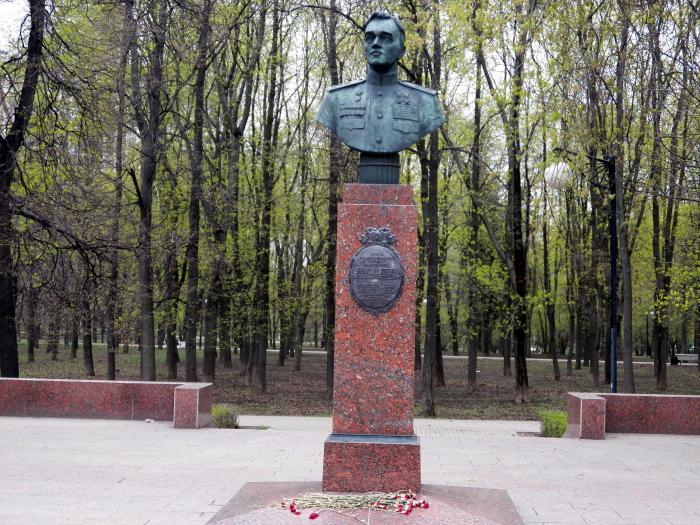 Бюст москва. Бюст Яковлева в Чапаевском парке. Памятник Яковлеву в Чапаевском парке. Бюст Тухачевского. Бронзовый бюст Тухачевского.