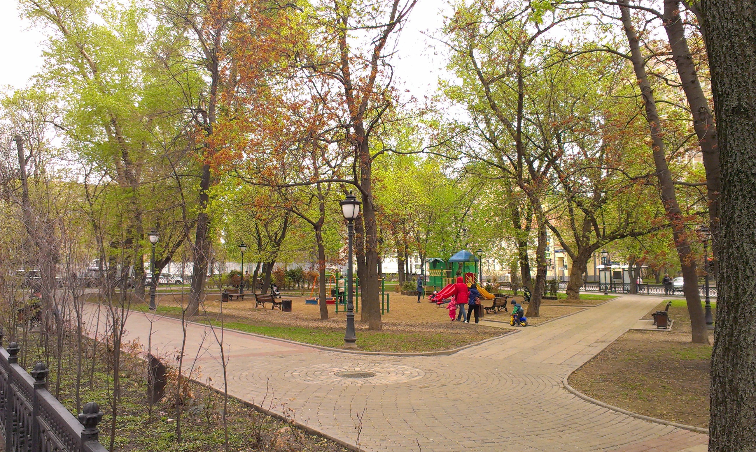 сквер на грузинской площади москва. необычные новые скульптуры в москве. грузинская площадь москва. грузинская площадь москва. памятник шота руставели в ташкенте.