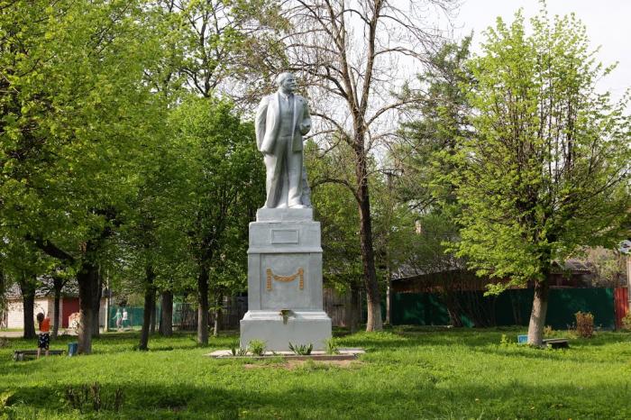 Площадь 25. Парк города Гдова Псковской области. Парк Победы Гдов. Парк Победы г. Гдов. Памятник Ленину в Гдове.