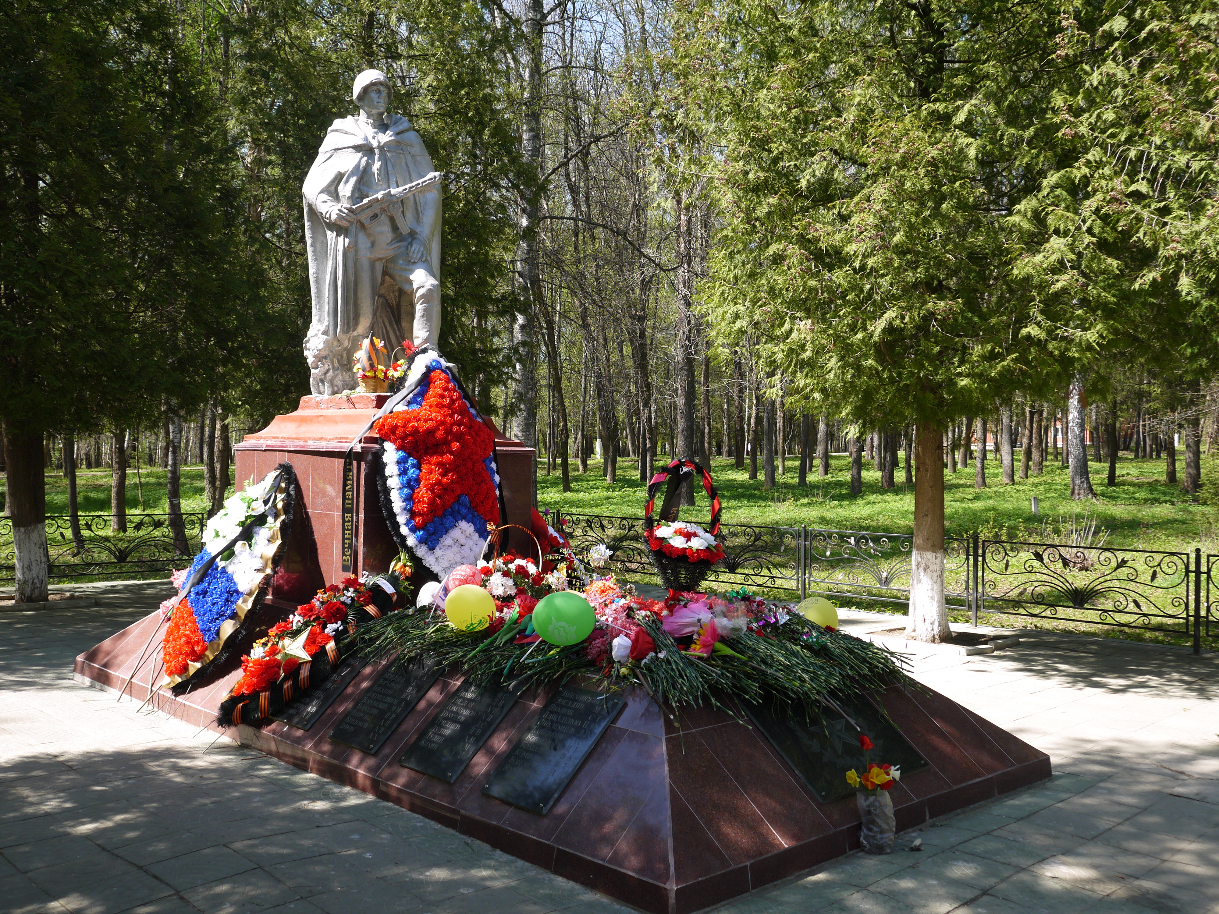 Высоковск клинский. Клинский район г Высоковск Братская могила. Клинский район Высоковск парк павшим воинам. Высоковск город Клинский район парк. Братская могила Кленково Клин.