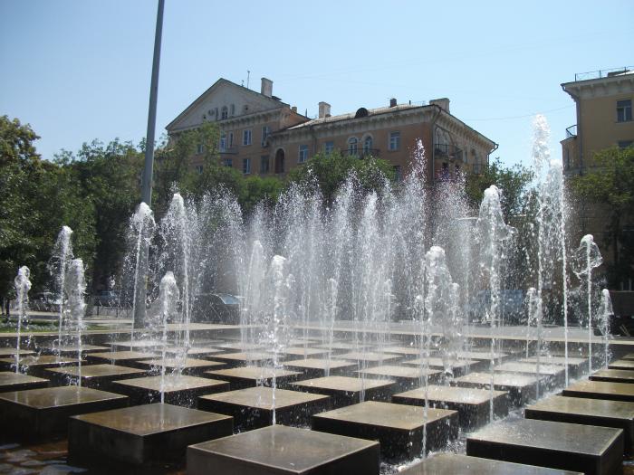 Фонтана ру. Фонтаны в Астрахани. Астраханский фонтан. Поющий фонтан Астрахань. Музыкальный фонтан в Астрахани.