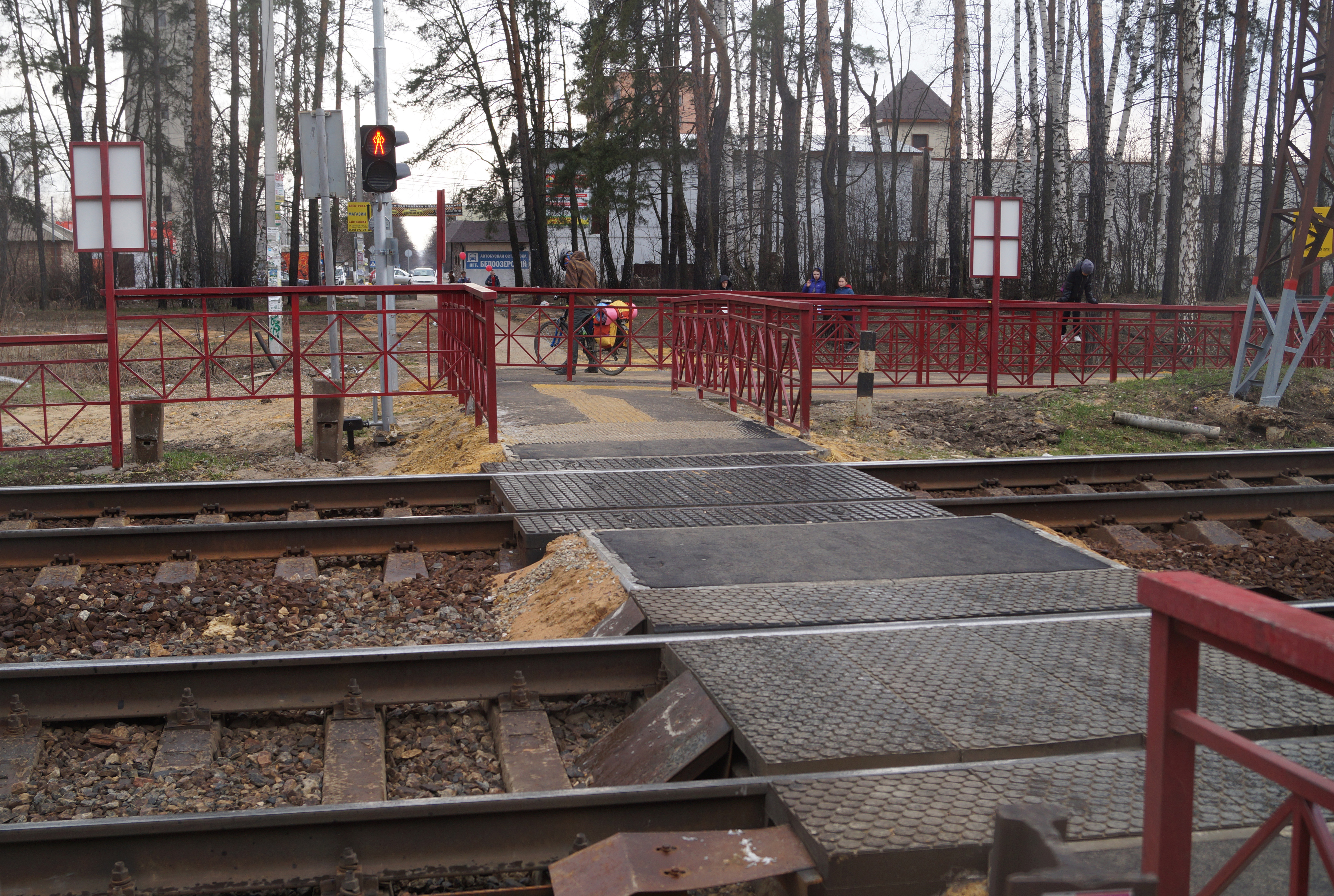 Пешеходный переход через пути в. Пешеходный настил. Пешеходный переход через железнодорожные пути. ЖД пешеходный настил. Пешеходный настил на железной дороге.