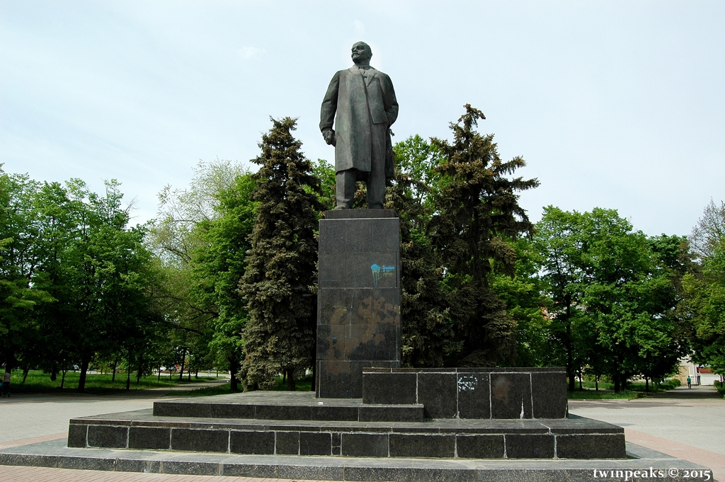 Ленино донецкая область. Артемовск Бахмут памятники. Памятник Ленину в Артемовске. Памятник Артему город Бахмут. Памятник Ленину Бахмут Украина.