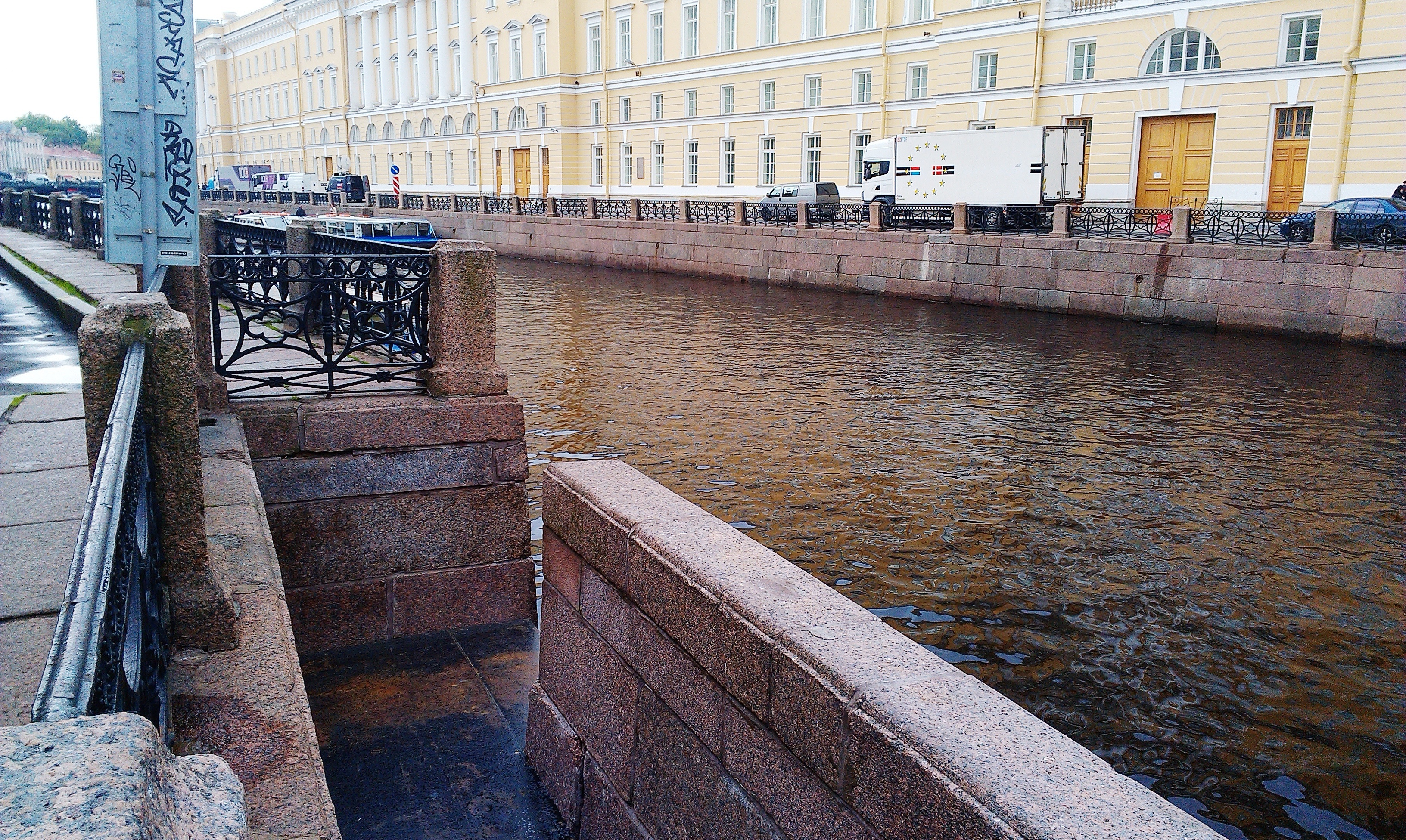 Вода санкт петербург. Спуск к воде Санкт-Петербург. Чаши у спуска Санкт Петербург. Набережная Грибоедова спуск. Спуск к воде СПБ.