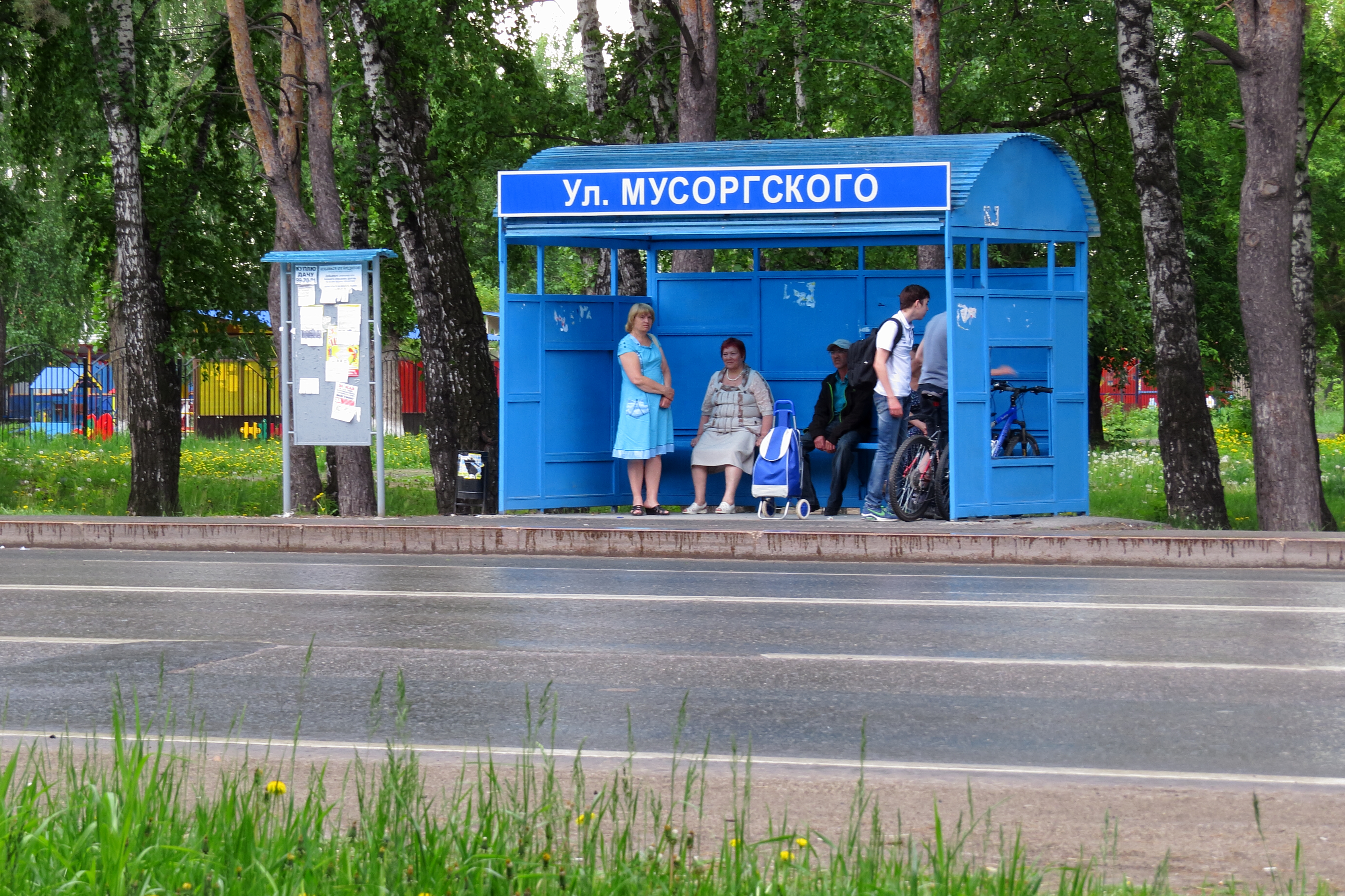 На какой остановке выходить. Ближайшие автобусные остановки. Ближайшая автобусная остановка. Остановка Мусоргского Тюмень. Остановка Тюмень.