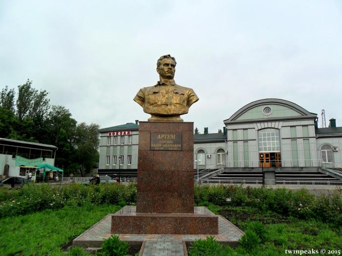 Бахмут википедия. Артемовск Бахмут памятники. ЖД вокзал 2 Артемовск Донецкая область. Достопримечательности Бахмута Артемовска. Бахмут достопримечательности город.