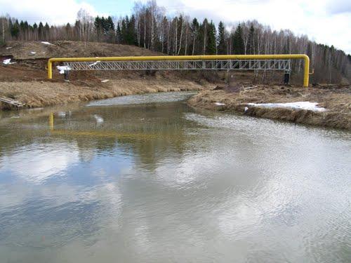 Переход газопровода. Река Зырянка Березники. Газопровод через реку. Газовая труба через речку. Переход нефтепровода через реку.