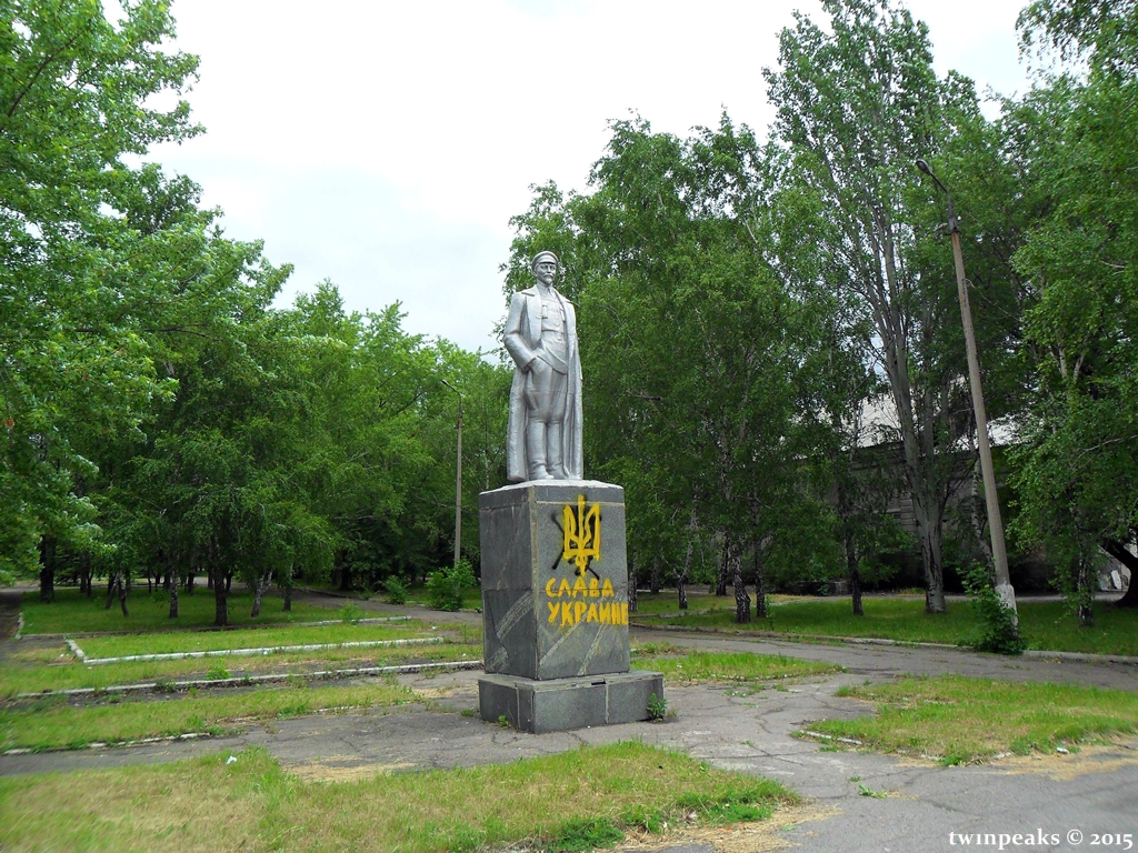 Город дзержинск донецкой. Памятник Дзержинскому в Донецке. Памятник Дзержинскому в Дзержинске.