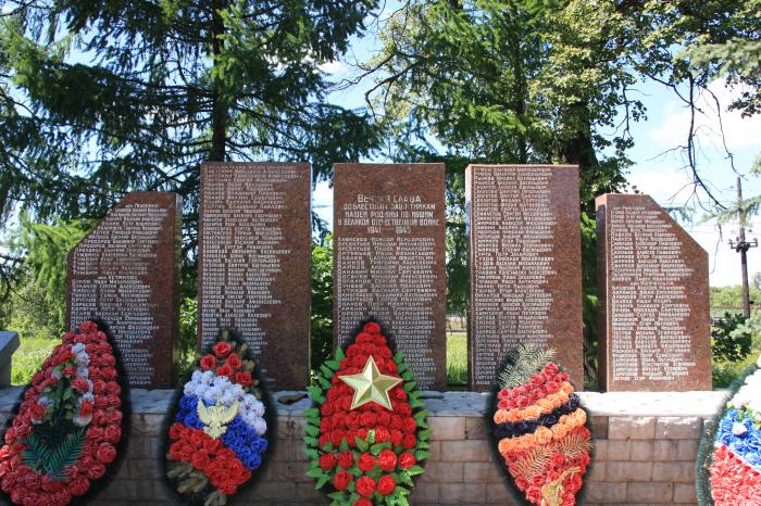 Поселок новопетровский тульская область. Новопетровское мемориал. Памятник в Новопетровское. Памятник Ахтомову в селе Новопетровское. Памятник в селе Новопетровское.