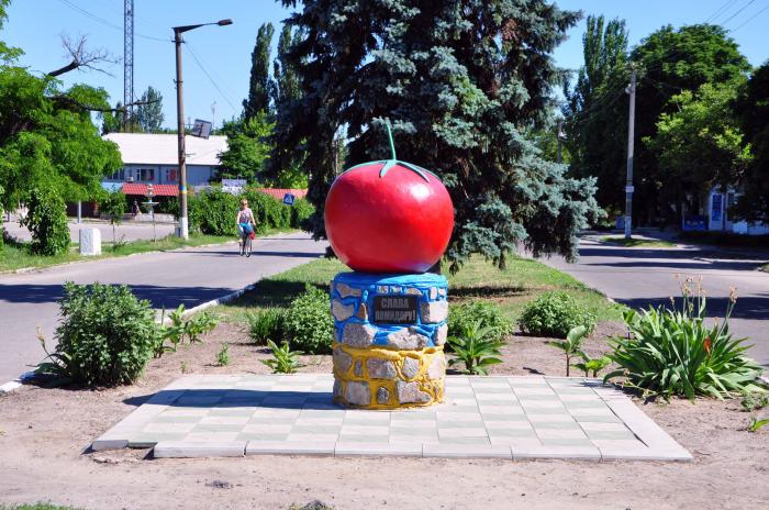 Погода каменка дне. Памятник помидору Каменка-Днепровская. Каменка-Днепровская Запорожская памятник помидор. Памятник помидору город Каменка Днепровская. Монумент Слава помидору Каменке -Днепровской Запорожской области.