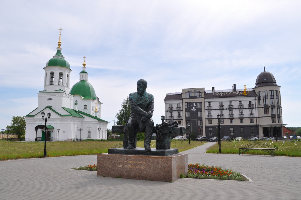 Тобольск памятник. Памятник ф.м. Достоевскому в Тобольске. Сквер ф.м. Достоевского, Тобольск. Тобольск сквер имени Достоевского. Тобольск памятники и достопримечательности.