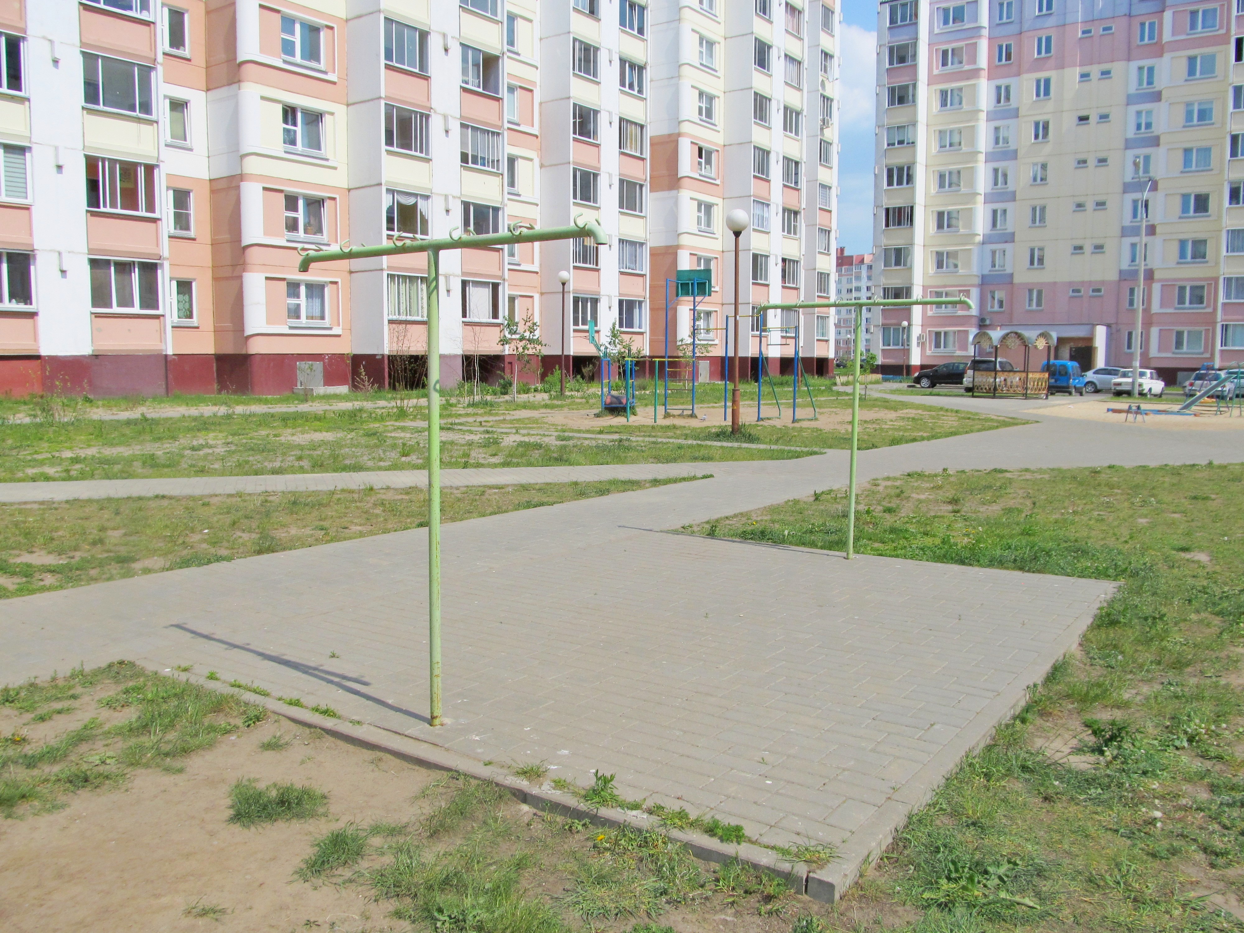 площадка для сушки белья во дворе. площадка сушки белья. площадки для сушки белья в многоквартирном доме фото. хоз площадка во дворе. площадка сушки белья.