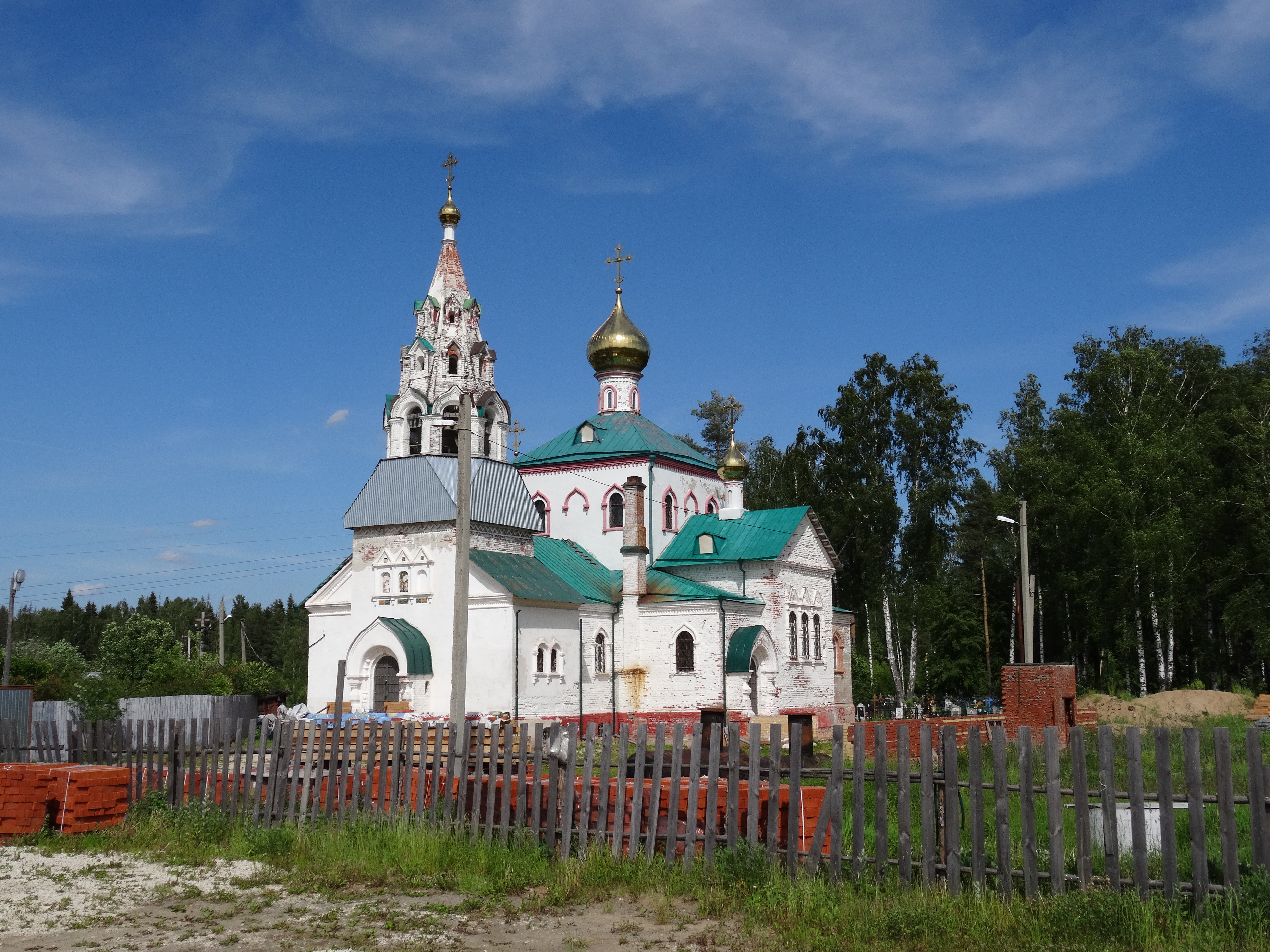 Территория храма. Аверкиево храм Живоначальной Троицы. Аверкиево Павлово-Посадский район Троицкий храм. Храм в Аверкиево Павловский Посад. Кекоран Удмуртия Церковь.