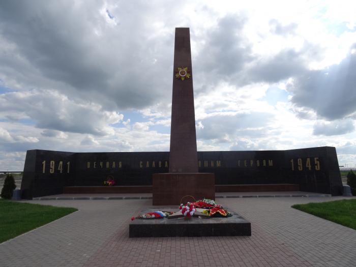 Мемориальный это. Обелиски воинам Великой Отечественной войны в СПБ. Памятники поселка Тельмана. Поселок Тельмана достопримечательности. Памятник героям Великой Отечественной войны в городе Колпино.