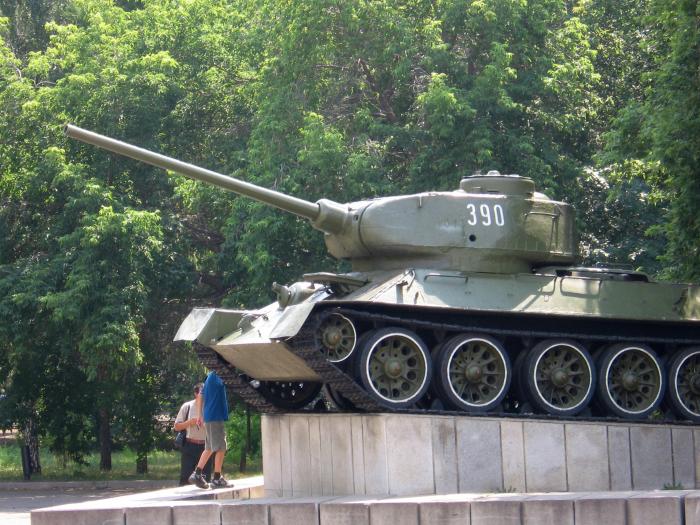 Купить танк в омске. Омский танк т34 памятник. Т-34-85 Омск. Танк у цирка в Омске.