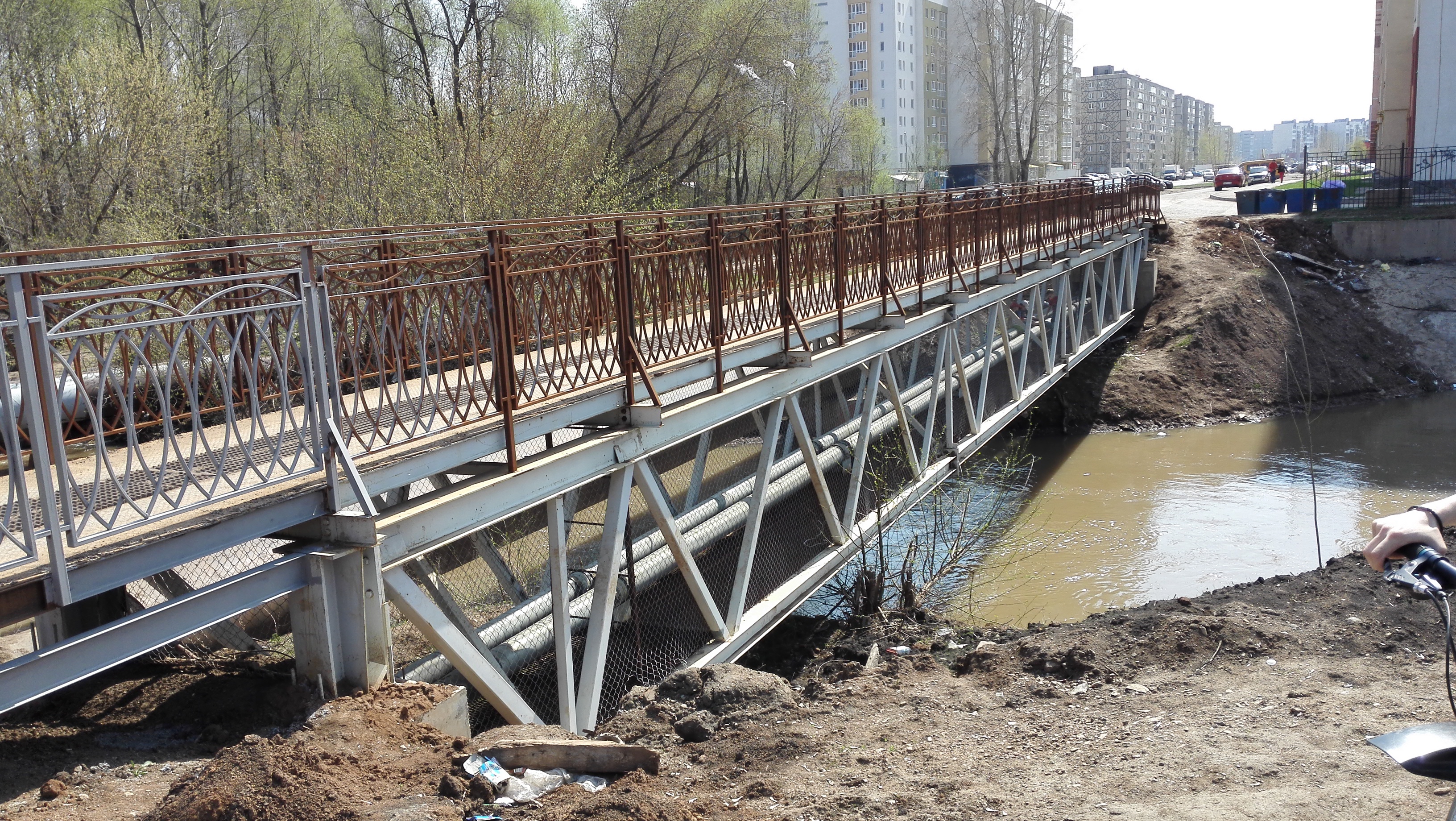 Мосты и трубы. Пешеходный мост в Уфе. Мост в Инорсе Уфа. Уфа пешеходный мост на школьной. Мост пешеходный металлический через реку.