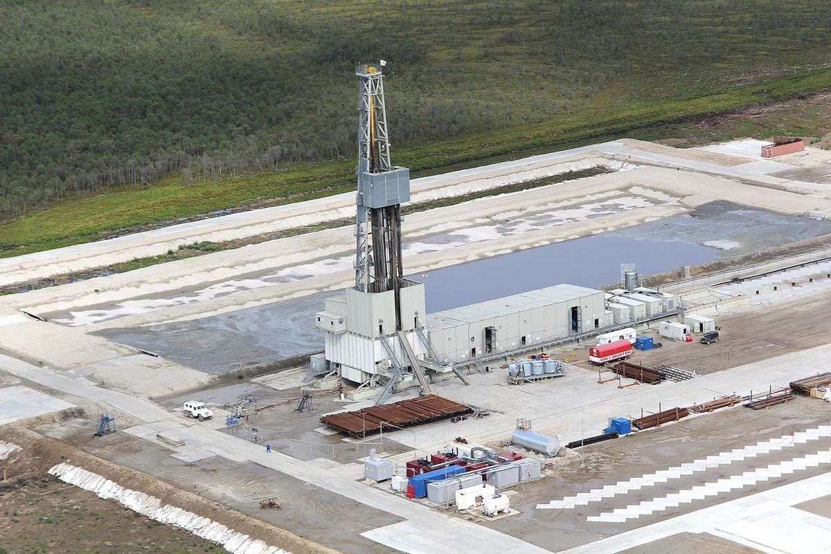 первая скважина самотлора 1965. фонтан нефти ишимбаево. ромашкинское месторождение татарстан. шугуровское месторождение нефти. туймазы месторождение нефти.