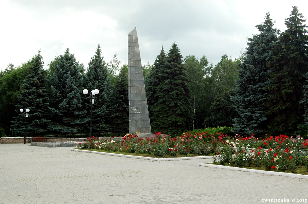 Бахмут артемовск. Артемовск Бахмут памятники. Артемовск Бахмут Стелла. Бахмут Обелиск. Самолёт памятник Бахмут артёмовск.