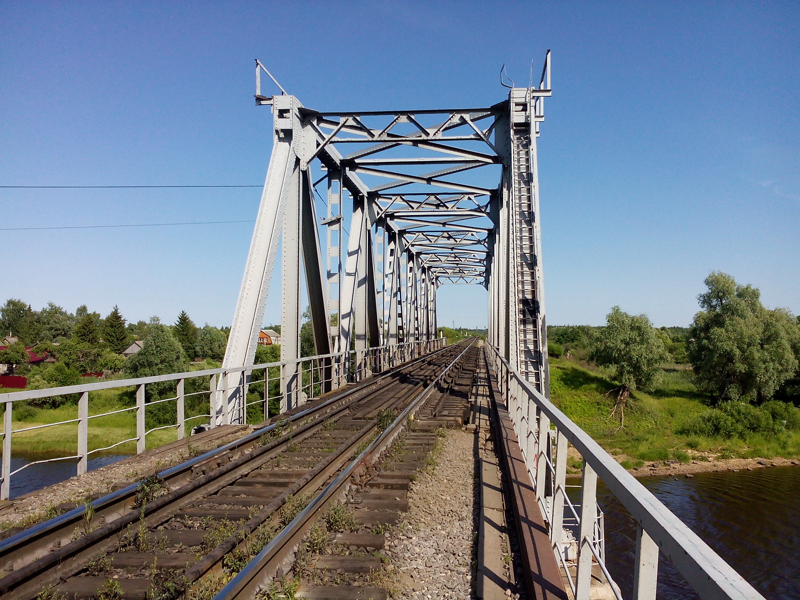 Мост с железной дорогой. Железнодорожный мост Старая Русса. Железный мост Старая Русса. Однопутный Железнодорожный мост. ЖД мост Стерлитамак.