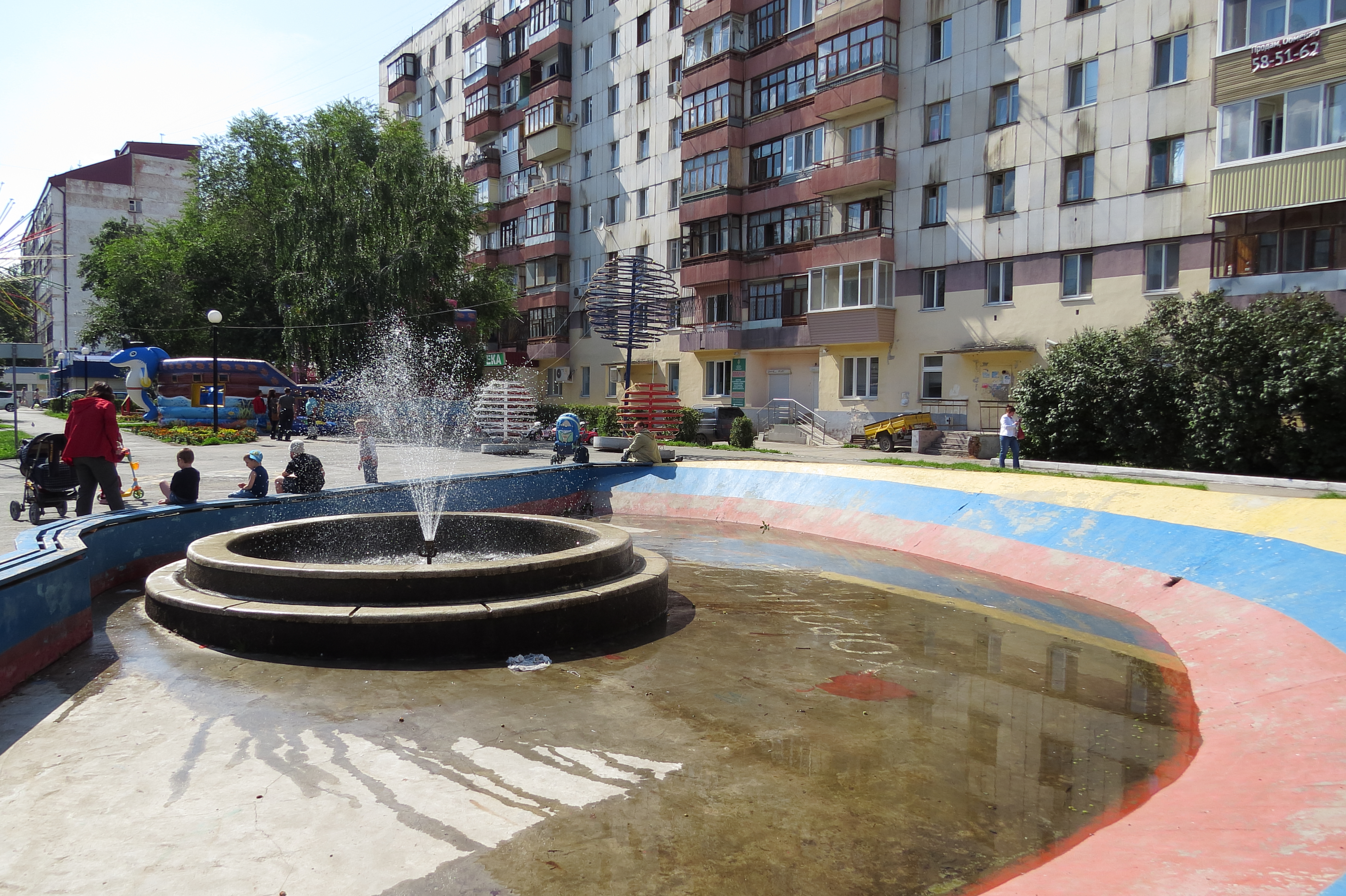 Вода тюмень. Фонтан Бугуруслан. Фонтан площадь Европы Тюмень. Фонтан в европейском Тюмень. Радужный фонтан в Тюмени.