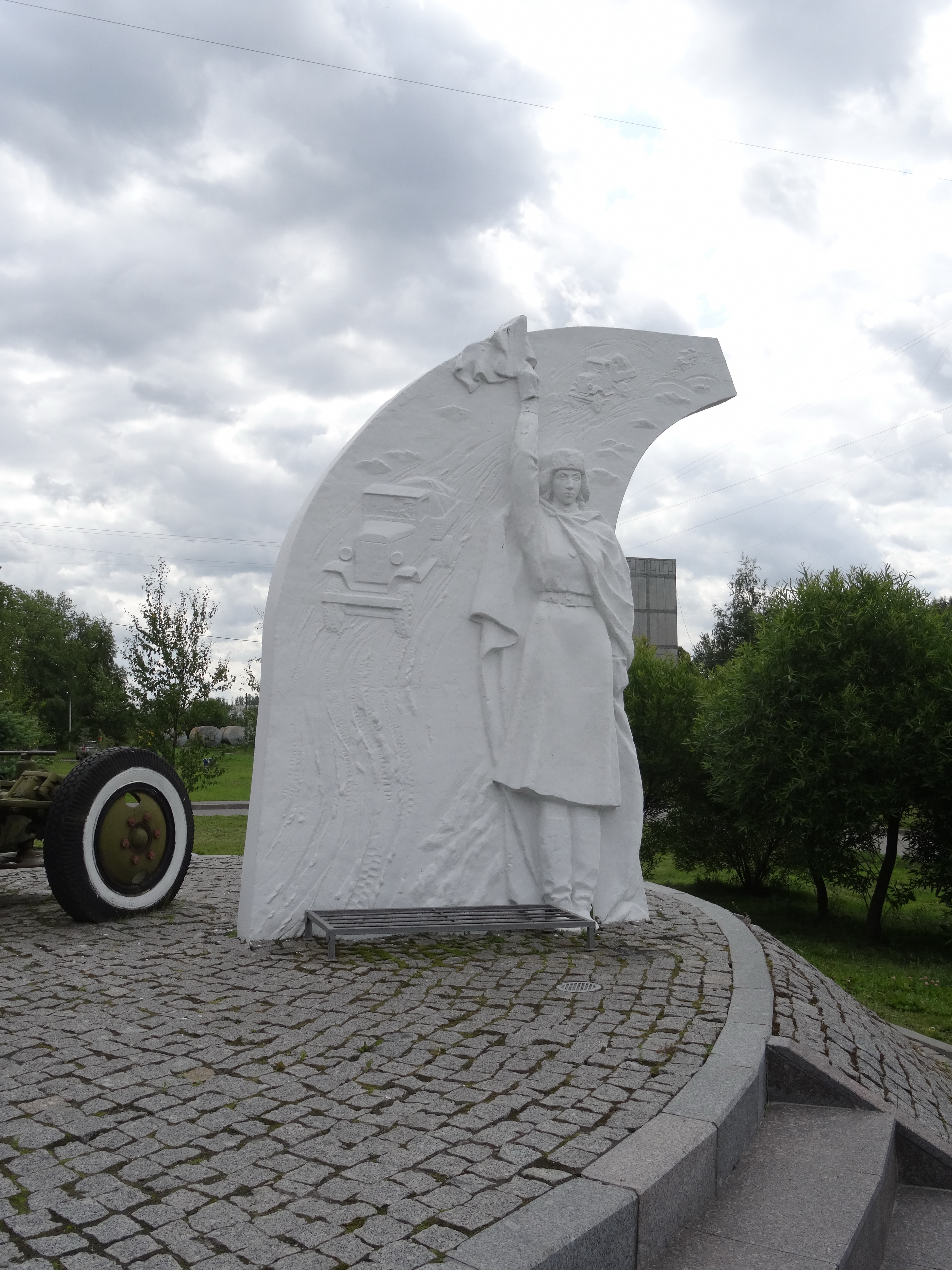 Памятник фронтовой регулировщице рядом с каким городом. Памятник регулировщице дорога жизни блокадного Ленинграда. Памятник регулировщице на дороге жизни. Мемориальный комплекс дорога жизни первый километр. Памятник блокадной регулировщице памятники Ленинградской области.