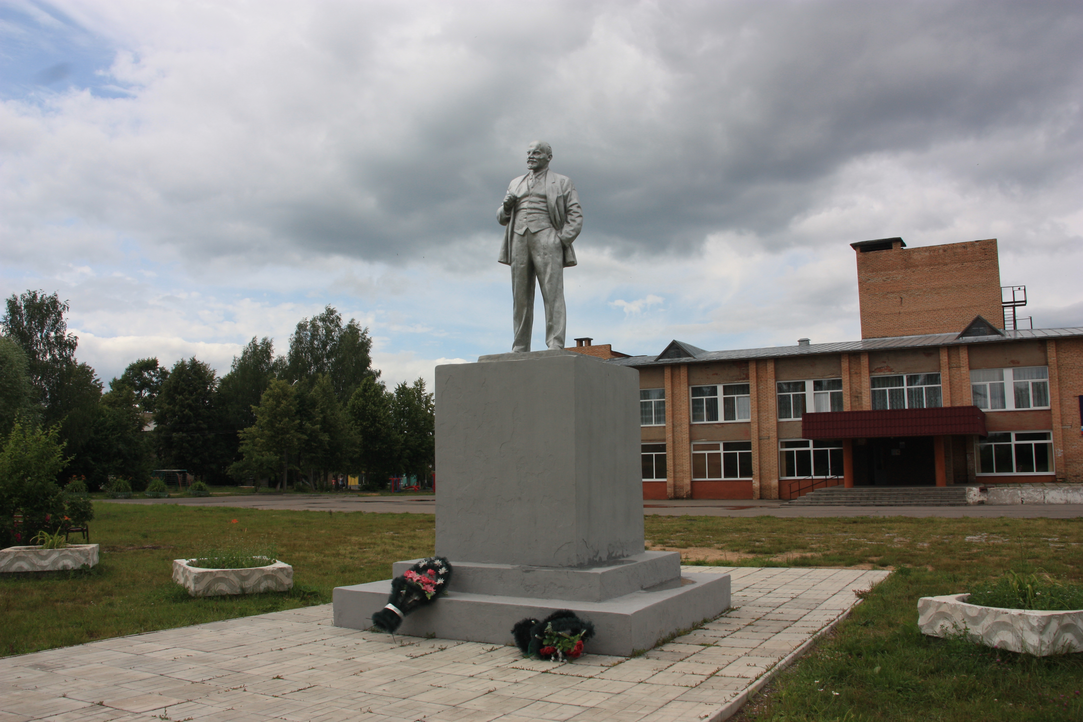 Ленино московская область. Посёлок Цветковский Можайский. Московская область Цветковский. П Цветковский Можайского района. Можайск памятник Ленину.