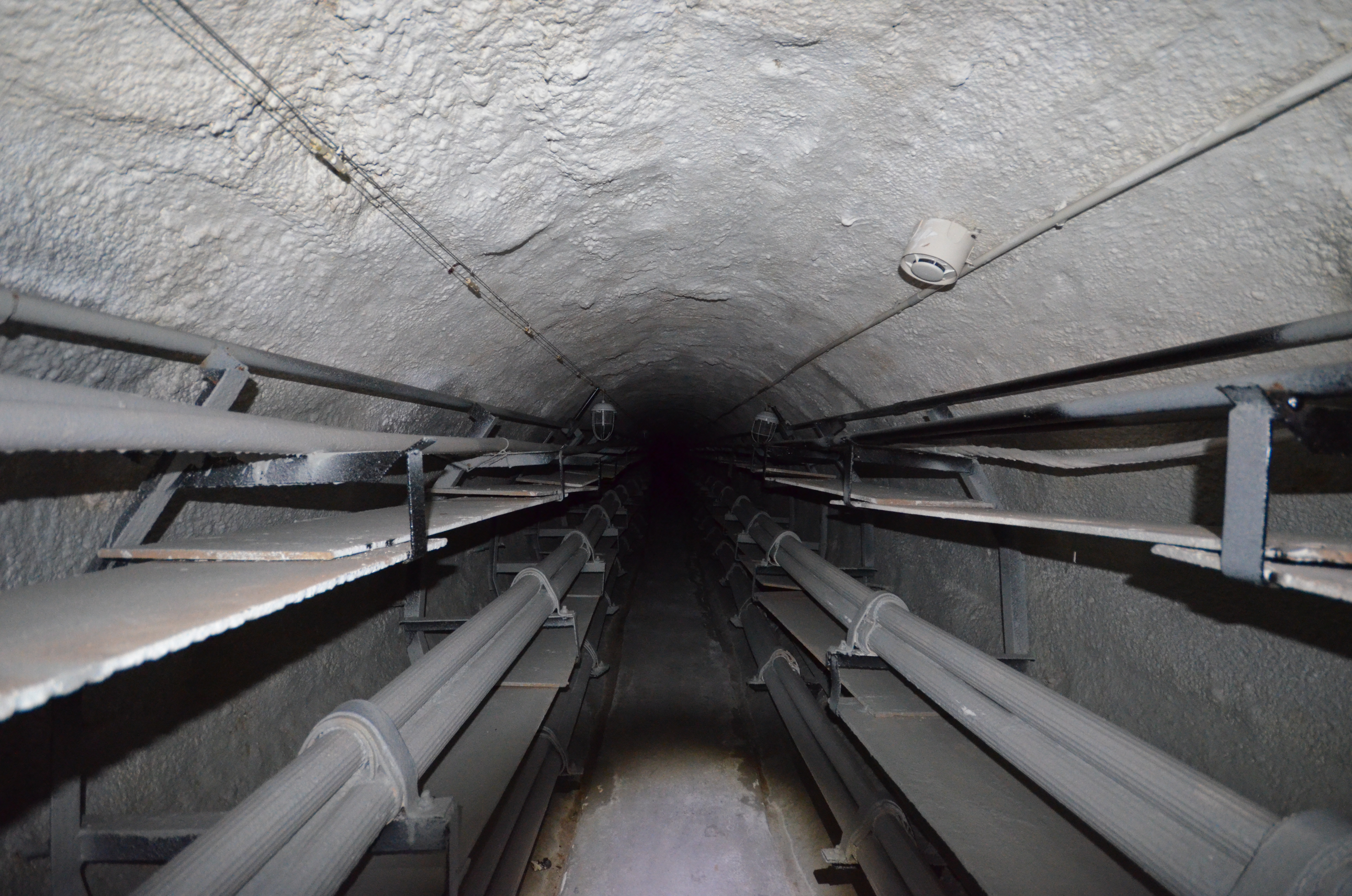 система дымоудаления в гараже. воздуховод в шахте. крепление вертикальных воздуховодов в шахте. воздуховод в шахте. шахта вентиляции.