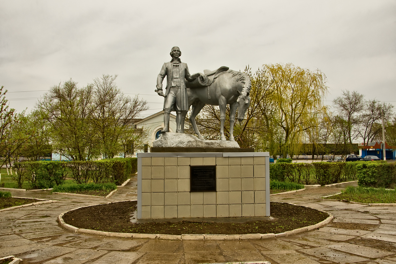 Петра волгоград. Памятник Палласу в Палласовке. Симон Паллас памятник. Достопримечательности Палласовки памятники Симон Паллас. Город Палласовка Волгоградской области.