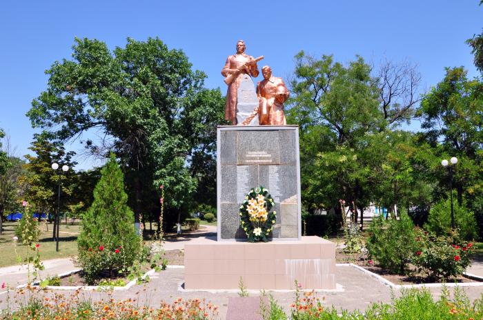 Геническ херсонская область. Памятники Геническа. Памятник воинам в Геническе. Геническ Харитон Гайдамака. Геническ памятник Ленину.