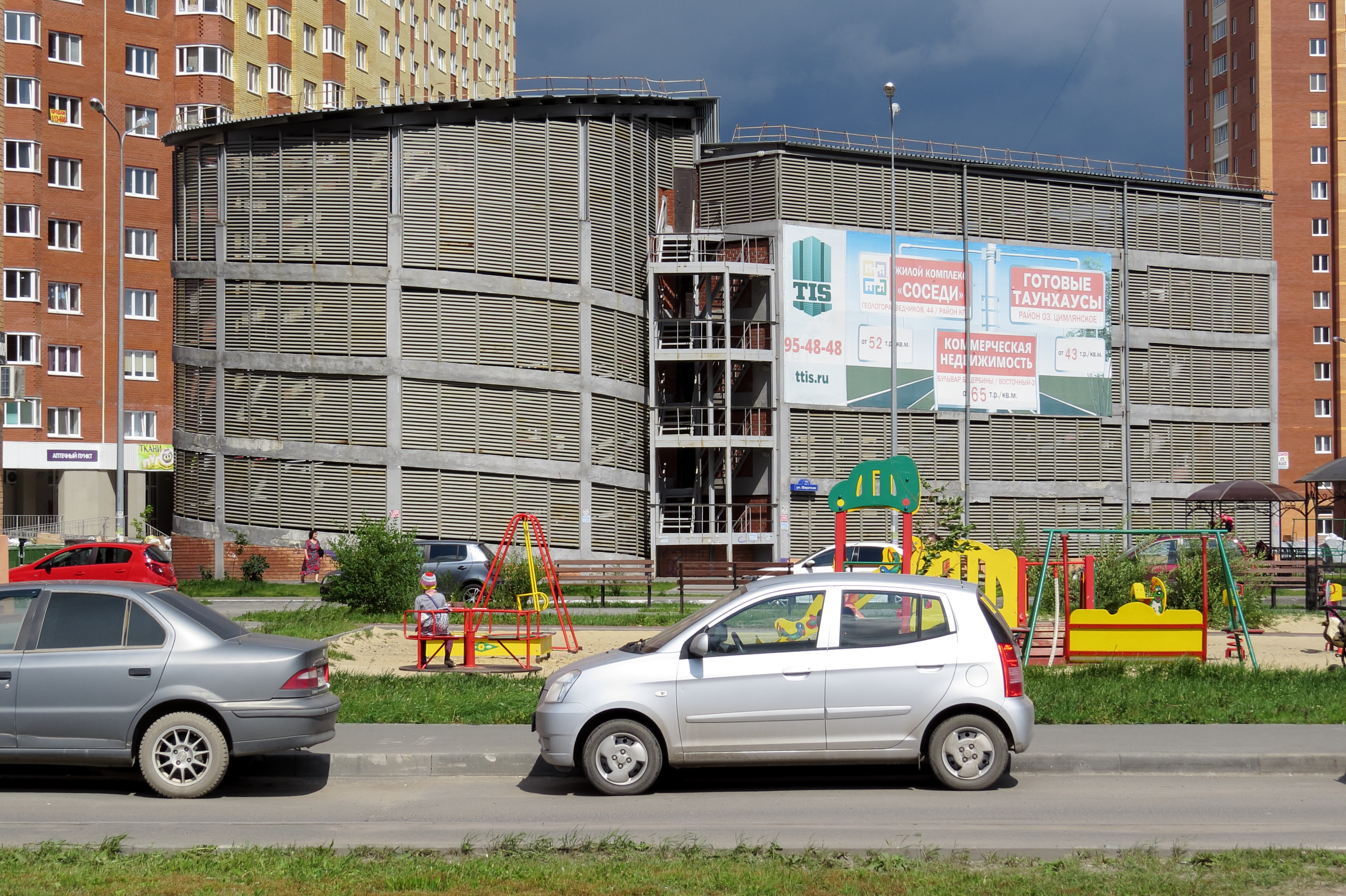 Парковки тюмени. Паркинг Тюмень. Гранель многоэтажный паркинг. ТЦ широтный Тюмень парковка. Новоивановское многоэтажный паркинг.