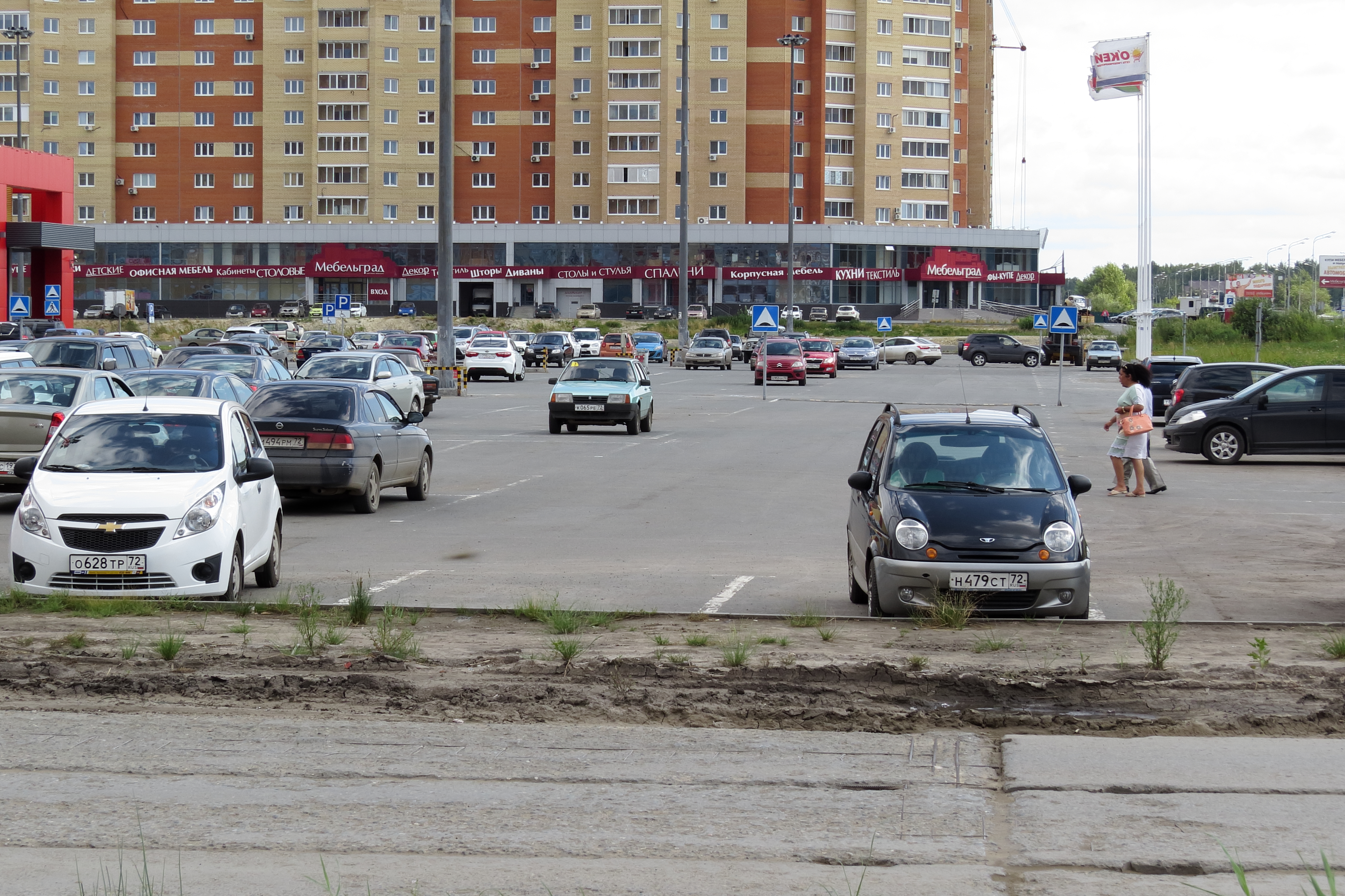 Парковки тюмени. Парковка в Муравленко. Муравленко машины парковка. Краснолесье Тюмень стоянка. Самая большая парковка Тюмень.