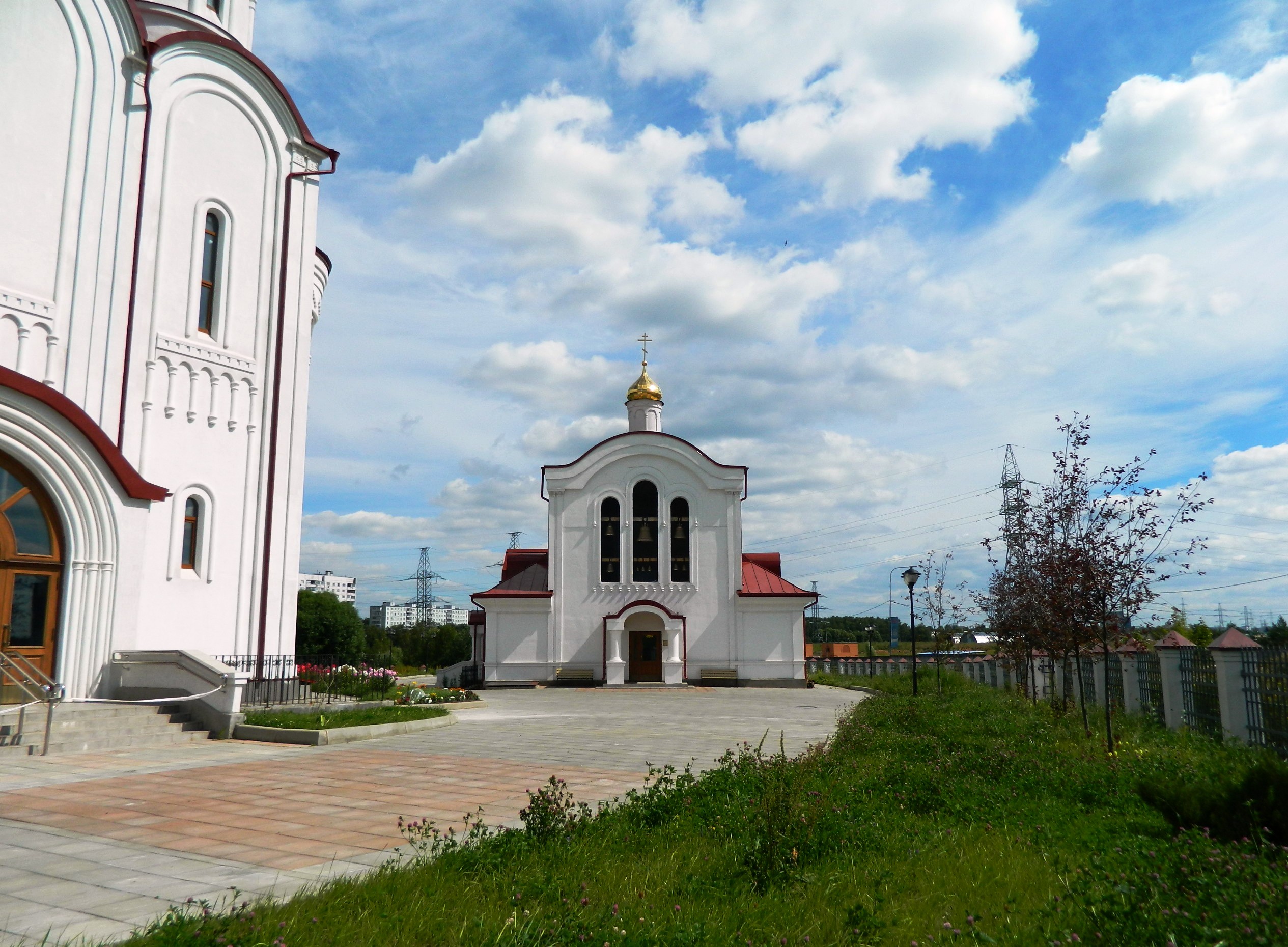 Территория храма. Церковь в Орлово Новопеределкино. Казанская Церковь в Солнцево. Храм Казанской иконы Божией матери в Орлово Москва. Храм Казанской иконы Божией матери в Орлово Солнцево.