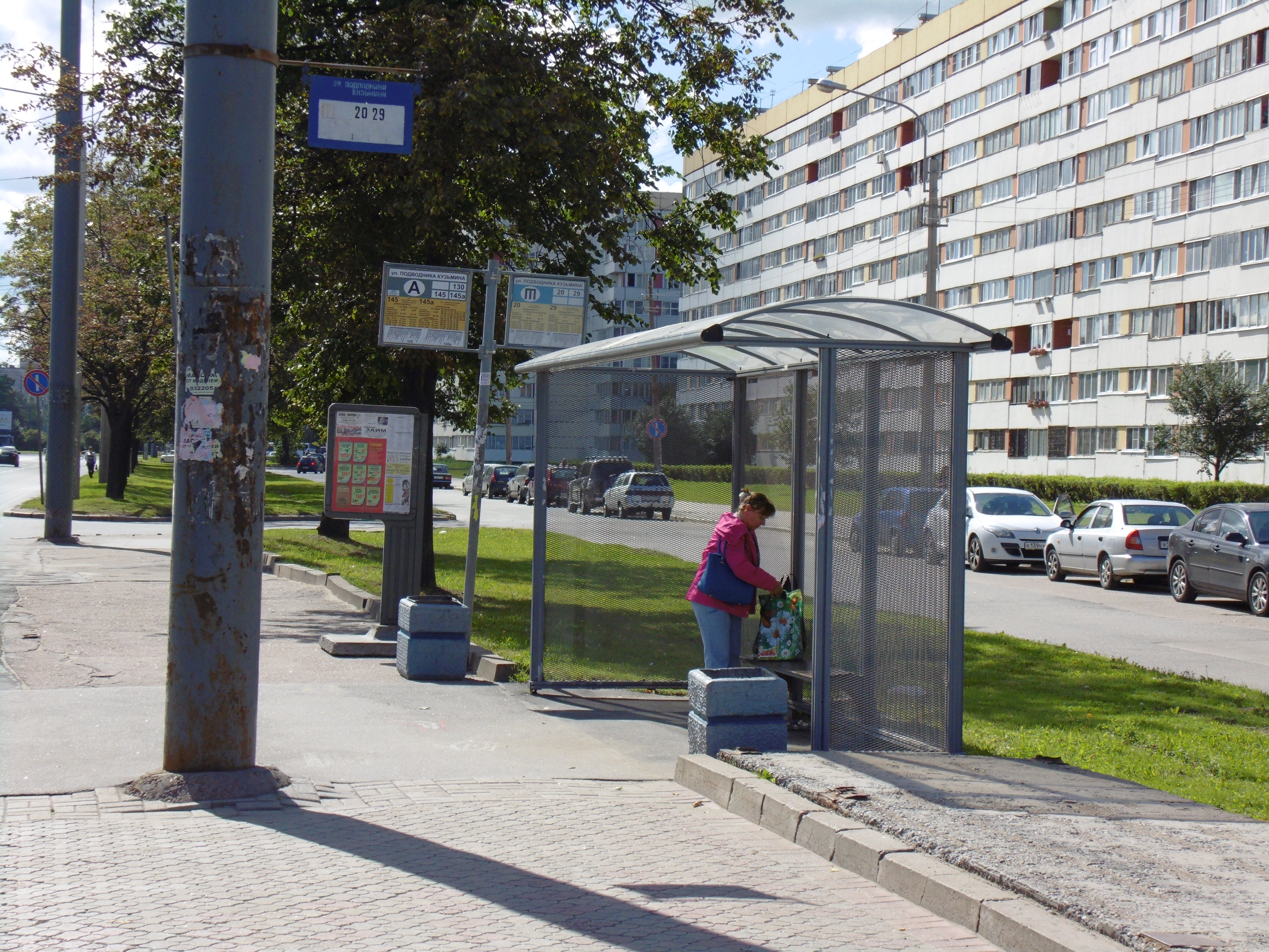 Остановился рядом с домом. Автобусная остановка СПБ. Остановки в Питере. Остановка общественного транспорта Петербург. Старые автобусные остановки СПБ.