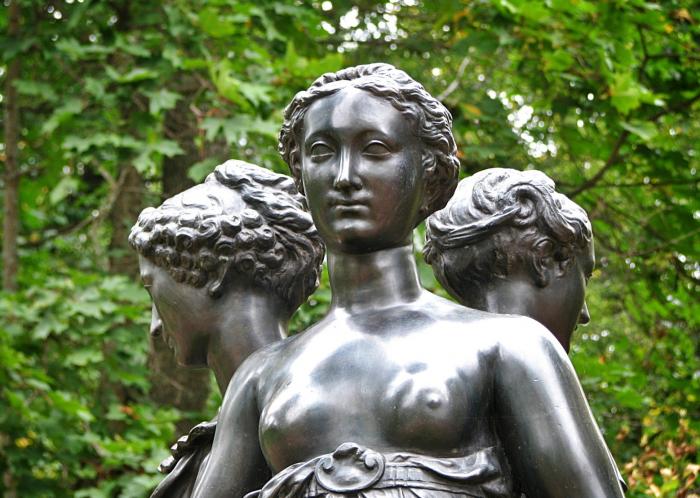 Three graces перевод. Скульптура три грации в Ораниенбауме. Жермен пилон три грации. Три грации Петербург парк. Три грации скульптура СПБ.